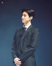 cha yuri on instagram お顔はもちろん立ち姿が本当に美しい blackスーツに黒いおリボンとかほんとになんでもスマートに着こなす王子 selebritas fotografi gaya pria