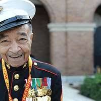 Ветеран игры, Mate 2 класса Люсиль Кац Познер, ветеран Второй мировой  войны, беседует со специалистом по массовым коммуникациям 3 класса Элизабет  Коэн перед бейсбольным матчем Mets в Citi Field во время Fleet