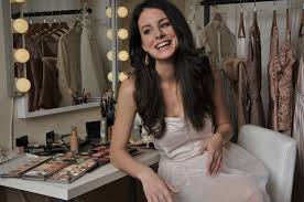 Így népszerűsíti a hazai irodalom nagyjait a balatoni nyár csinos műsorvezetője: Szabo Erika Egyutt Mindenre Van Megoldas Marie Claire