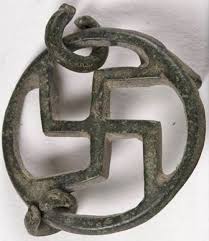 Kral midas anne karnındayken bir hastalığa yakalanmıştır ve bu hastalık yüzünden kulaklarından birisi yukarıda birisi aşağıdadır. Friglerin Gizemli Uygarligi Yapi Kredi Kultur Sanat Yayincilik