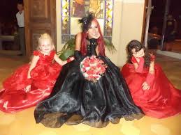 Casal choca moradores no interior de Minas com casamento gótico