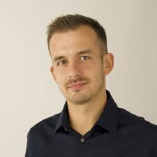 Was ist gelb und kann nicht schwimmen? Ein Bagger. Und warum nicht? Weil er  nur einen Arm hat. 😁 Witze zeigen wunderbar, wie Neugier wirkt. Sie reißen  etwas an und lassen uns