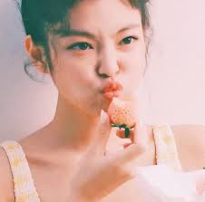 240220]BLACKPINK'S 2020 WELCOMING COLLECTION Kim Bánh Bao đang ăn dâu🍓🍓  #JENNIE #제니 #BLACKPINK #블랙핑크