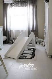 Wir Haben Ein Neues Lieblingsspielzeug Die Wunderbare Holzrutsche Von Jupiduu Noel Liebt Sie Wirklich Sehr Kleinkindzimmer Kinder Zimmer Kinderzimmer