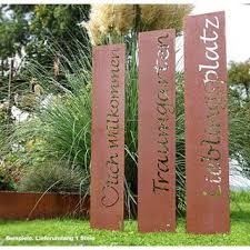 In diesem rundgang zeige ich euch neben gartendeko rost auch schöne bunte gartendeko, kreative grillstellen aus edelrost und viele blühende blumen. Beschriftung Mit Wunschtext 1 X Rostige Garten Stele Mit Ihrem Individuellen Text 1cm Hoch 20cm Erdspiesse 20cm Bre Edelrost Gartenstelen Gartenkugeln
