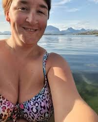 Alle skulle hatt ett søskenbarn som har ett sommersted i Steigen slik som  Oddfrid har👍🌞🤗 I sin PrimaDonna bikini med Kjerringøy i bakgrunnen har  Oddfrid vært rundt omkring både på Rørstad og