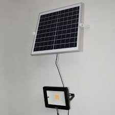 Projecteur led avec détecteur professionnel extra plat. Projecteur Solaire A Detecteur De Mouvement Led 20w Avec Panneau Solaire Telecommande Blanc Chaud