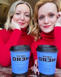 bathuk🇬🇧 #february #unitedkingdom #sister #cafenero #walking #travel  #elena #abbey #red