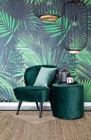 ran an die wand das saftige grun erinnert uns an avocados macarons und tropen prints und kommt jetzt auch im interior haus deko grune dekoration samt sessel