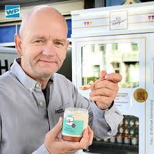 🍧 Auf einem Hof in Werdringen gibt's schon länger einen Eisautomaten,  Gastronom Mike Henning hat jetzt ein 24/7-Modell in Hagen-Boele  aufgestellt. Ein neuer Trend . . . „It's magic?“