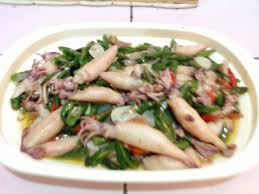 Untuk anda yang ingin masak hidangan istimewa namun praktis, cumi asin cabe hijau jawabannya! Resep Cumi Asin Cah Cabe Ijo Loexie
