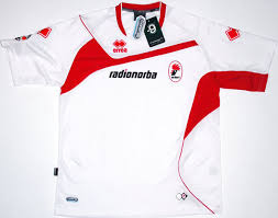Informazione, news ed approfondimenti dal mondo del pallone. Maglie Di Bari 2009 2010 Prima Divisa Outlet