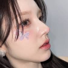 방금 시술하고 살짝 어이없어서 한마디 할게 왜 대한민국 피부과 의사들 중 꽤 많은 비율이 시술로 옆광대를 줄이지 못한다고 생각하는  걸까?? 울쎄라 슈링크 인모드 모두 옆광대를 남겨놓고 턱라인 이중턱 팔자만 주구장창 해놓는다. 울쎄라