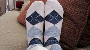 ما هي أسباب برودة القدمين socks how to wear knee high sock