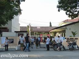 Sedang transit sejenak di singapura, namun bosan hanya duduk di bandara? Ge13 Polling Day From Emily To You