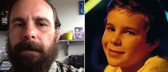 Tão diferente do simpático Bacana, de Armação Ilimitada, Jonas Torres volta  à tevê barbudo