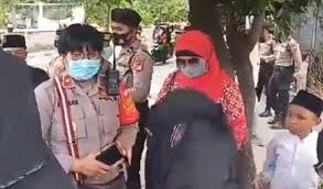 Pendiri majelis pembela rasulullah dan pondok pesantren tajul alawiyyin itu menyebut, penganiayaan terhadap sopir taksi online pada 2018 yang . Didatangi Istri Habib Bahar Dan Para Syarifah Nikita Mirzani Ngacir