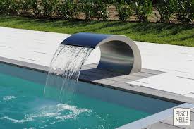 Une Lame D Eau Piscinelle Qui Decore Et Donne Un Esprit Zen A La Piscine Piscines Design Piscine Piscines De Reve