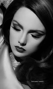 Black And White Pictures Of Women S Faces With Value Blackandwhiteportraitswomen Black White Makeup Face Sketch Black White Photography