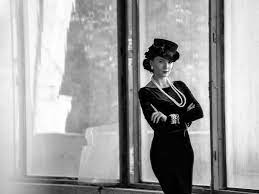 Available in boutiques in september 2021. Coco Chanel Oder Die Kunst Frech Zu Sein Sn At