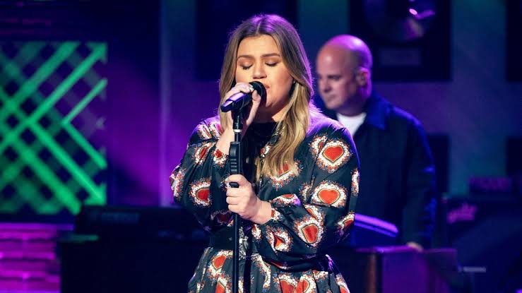 Hoda Kotb shares recording of Kelly Clarkson singing to her children’s book