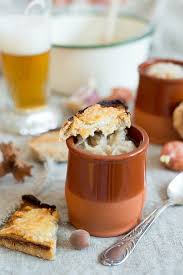 Soupe A L Oignon Et A La Biere Franzosische Zwiebelsuppe Mit Bier Franzosisch Kochen By Aurelie Bastian Franzosische Zwiebelsuppe Zwiebelsuppe Lebensmittel Essen