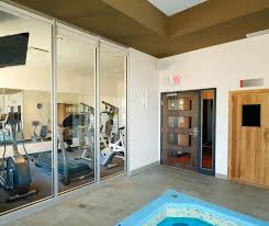 Elles présentent une transparence pure et raffinée, s'agenceant à merveille avec votre piscine. Gym Piscine Sauna Votre Hotel Imperia Suites A Terrebonne