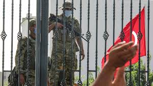 Η τύνιδα φέρει σαφή τα σημάδια της πρόσφατης επανάστασης και είναι σε μεταβατική φάση. 5128cfcznyoy5m