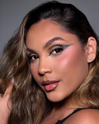 Quer arrasar na Noite de Natal ? Então se Inspire nessa Maquiagem do nosso  beauty artist @fabricioduque para a noite de natal . FELIZ NATAL! Modelo  @evelinrissato #natal2025 #maquiagemnatalina #noitedenatal #fabricioduque