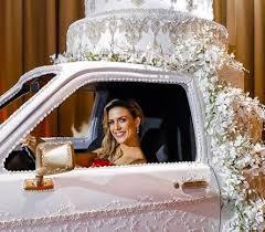 Velg blant mange lignende scener. Giant Wedding Cake Car Gets People Revved Up