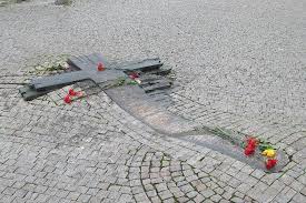 Ve filmu prochází vztahem se svou přítelkyní helenkou. Jan Palach Memorial Prague Tripadvisor