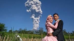 Gunung ini juga adalah salah satu gunung paling aktif di indonesia, tercatat sejak tahun 1000 m gunung ini telah meletus hingga lebih dari 30 kali (sumber: Niat Foto Prewed Pakai Latar Gunung Merapi Sejoli Ini Tak Sangka Dapat Pemandangan Gunung Meletus Tribun Solo
