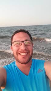 موظف في "تويتر" ينشر صورة لمديرة المنتجات بالشركة وهي نائمة بغرفة اجتماعات،  معلقاً: "عندما تحتاج شيئاً ما من رئيسك في #تويتر إيلون"، لتعيد المديرة نشر  الصورة، مؤكدة أن هذا يحدث بسبب ضيق