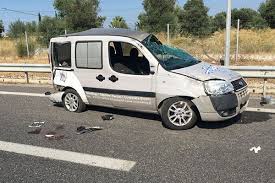 Από την αυτοψία του ιατροδικαστή στο σημείο, αποκλείστηκε το ενδεχόμενο της εγκληματικής ενέργειας, ωστόσο απο τις έως τώρα ενδείξεις, φαίνεται πως δεν πρόκειται για ατύχημα. Attikh Odos Frikiastiko Troxaio Me 2 Sobara Traymaties Hleiaka Nea Myilianews Gr
