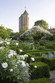 White Garden Sissinghurst Castle Kent Uk National Trust Treasure Hunt White Gardens Sissinghurst Garden Castle Garden
