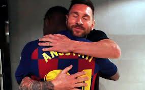 Gerard piqué es el hombre detrás de la histórica transmisión del debut de lionel messi que realizará ibai llanos en su canal de twitch. Lionel Messi Da Tierno Abrazo A Ansu Fati Tras Debut En Barcelona Foto Mediotiempo