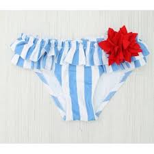 Culetin niña de estampado cerezas con volante en la cintura ideal por su licra en la parte de atras tiene un capullo de flor de adorno. Culetin Bano Raya Azul Nina Coleccion Banadores Nina