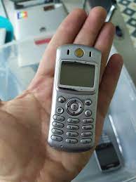 Norberto (Norbi) Herz on X: "Yendo al 2004 (aprox) cambié mi querido  Motorola Startack por este Motorola C333. Uno de los primeros con pantalla  a color y soporte para enviar SMS (