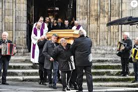 Haar mama drukte corinne poulidor (49) op het hart: Bernard Thevenet Corinne Poulidor Fille Du Defunt Sorties Des Obseques De Raymond Poulidor En L Eglise De Saint Leonard De Noblat Le 19 Novembre 2019 C Th Purepeople