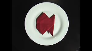 Pliage serviette papier facile dans verre origami serviette. Pliage Serviette Papier En Forme De Poisson Youtube