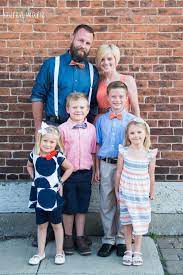 Family Photograph Idea Family Of Six Photo Session Outfits For Families To Wear In Family Pictures L Family Photo Pose Family Photography Vintage Photoshoot