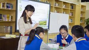 作者 王韻齡每個人國中地理課都上過 等高線 但很少有人真的搞清楚它是做什麼用的 桃園市大有國中楊雅婷老師為此設計出一套 闖關遊戲 得到學生熱烈回應 甚至 Coat Lab Coat Parenting