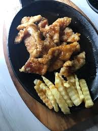 Bikin bistik daging sapi aja yuk. Bistik Ayam Yang Juara Dengan Saus Coklat Enak Picture Of Golden Chopstick Bandung Tripadvisor