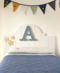 Questo modello si caratterizza per la comodità del contenitore di dimensioni 196x82 e spazio in altezza di 20 cm. Testata Letto Singolo Con Lettera In Legno Nuvole Di Legno