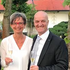 Aus diesem grund sollte ich bei raabs nachbarn durch den garten laufen. Dvag Stefan Raab Home Facebook