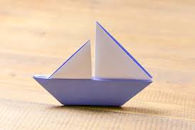 1001 Modeles D Origami Faciles Pour Apprendre Comment Faire Un Bateau En Papier Tirez simultanément vers l'extérieur les deux cotés du losange (en plaçant les doigts de chaque coté de l'ouverture en haut du losange), le bateau se forme. apprendre comment faire un bateau en papier