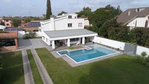 Al piano terra da un ingresso, un salone di rappresentanza con camino, una . vedi l'annuncio. Roma Infernetto Prestigiosa Unifamiliare Ristrutturata Completamente Fuori Terra Piscina In Vendita Rif 189 18 Il Mondo Immobiliare Srl