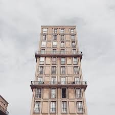 Aux Briques Perret S Ajouteront Bientot Les Conteneurs Ganivet Focus Sur Le Montage De Son œuvre Catene De Contene Le Havre Instagram Leaning Tower Of Pisa