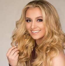 Hallie Edwards's Instagram, Twitter & Facebook