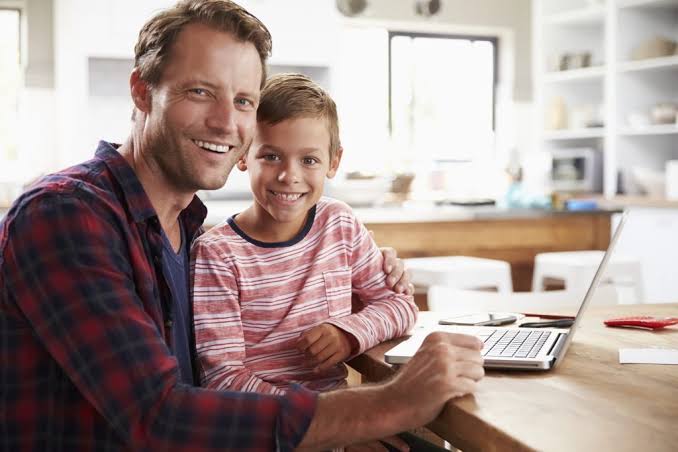 orang tua membantu anak belajar coding